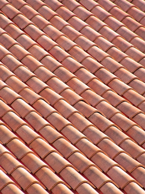 Photo vue complète du toit avec des carreaux bruns