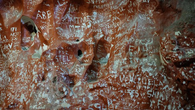 Vue complète du vieux mur altéré