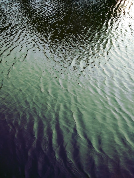 Vue complète de l'eau ondulée