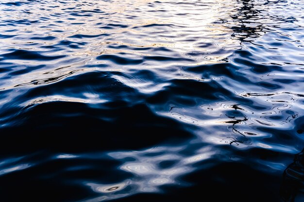 Vue complète de l'eau ondulée