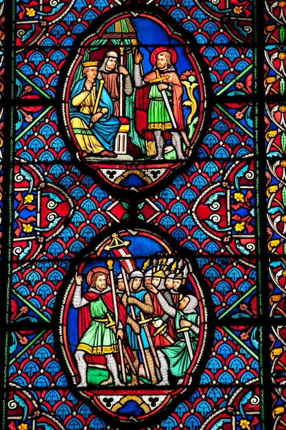 Vue complète de la fenêtre en verre multicolore du bâtiment