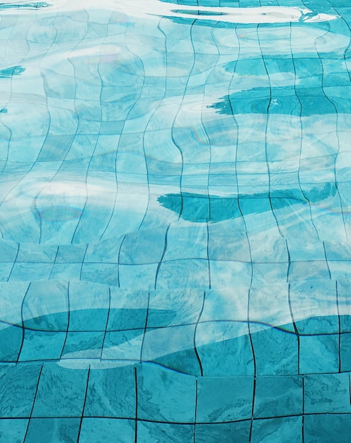 Vue complète de la piscine et du sol carrelé