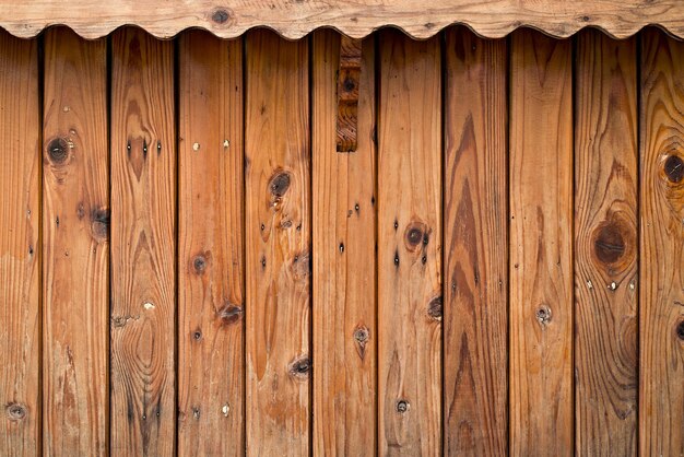 Vue complète de la porte en bois