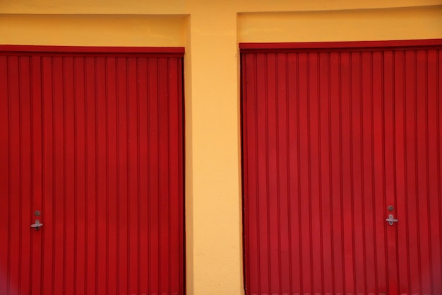 Vue complète de la porte rouge