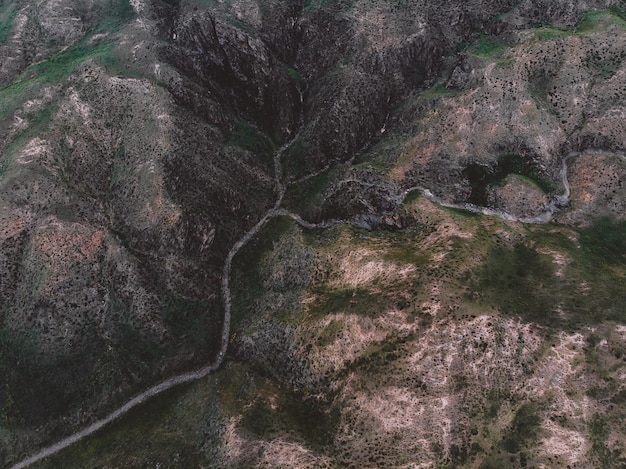 Vue complète des rochers sur la montagne