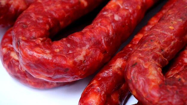 Vue complète de la saucisse dans l'assiette