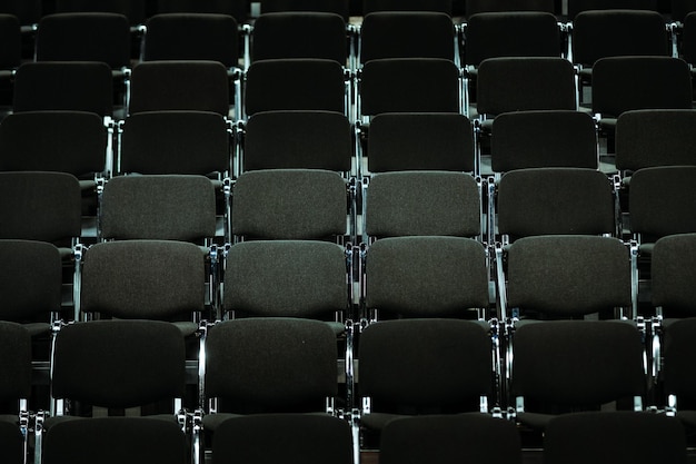 Photo vue complète des sièges vides dans une salle de cinéma