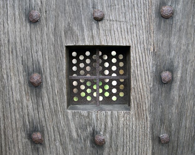 Vue complète de la vieille porte en bois