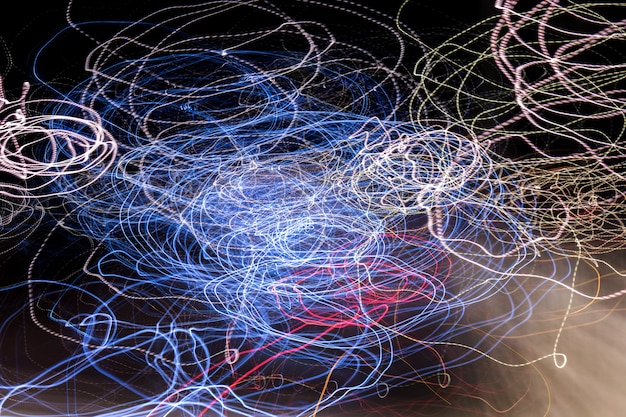 Vue d&#39;une composition abstraite de lumières floues sur la rue en déplaçant ou en secouant la caméra.