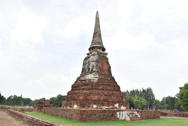 Vue de la construction du temple contre le ciel