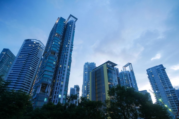 vue en contre-plongée des bâtiments de la ville moderne de singapour