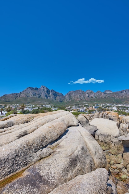 Vue en contre-plongée de la chaîne de montagnes des Douze Apôtres en Afrique du Sud contre un ciel bleu