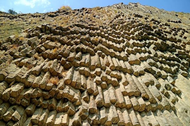 Vue en contre-plongée à couper le souffle de la symphonie de pierres, de colonnes de basalte en forme d'hexagone et de pentagone à la gorge de Garni, en Arménie