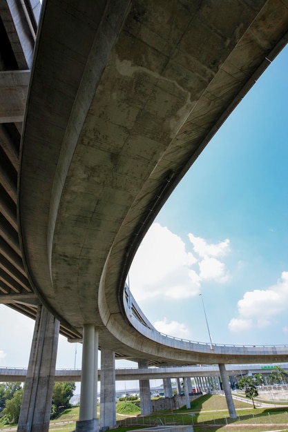 Vue en contre-plongée du pont routier en béton