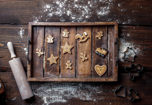 Vue sur les cookies et la farine sur un plateau sur la table