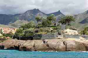 Photo vue de la costa adeje sur l'île canarienne de ténérife avec une chaîne de montagnes en arrière-plan