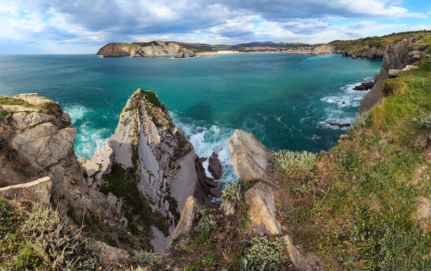 Vue sur la côte de la baie de l'océan d'été près de la ville de Gorliz (Espagne). Cinq clichés assemblent un panorama haute résolution.