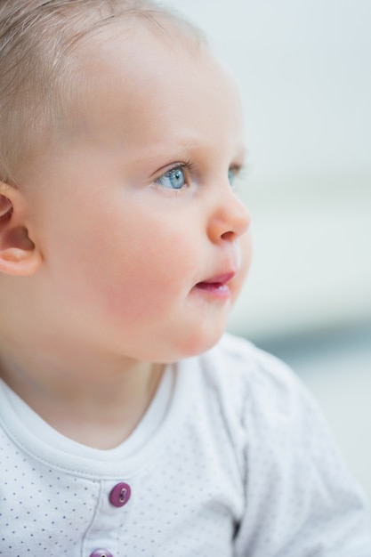 Vue de côté d&#39;un bébé