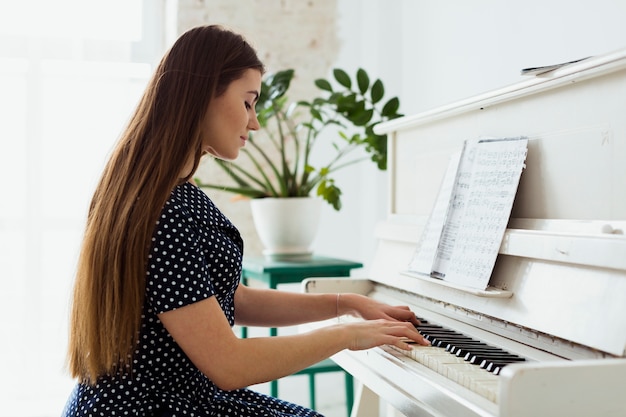 Vue De Côté D'une Belle Jeune Femme Jouant Du Piano