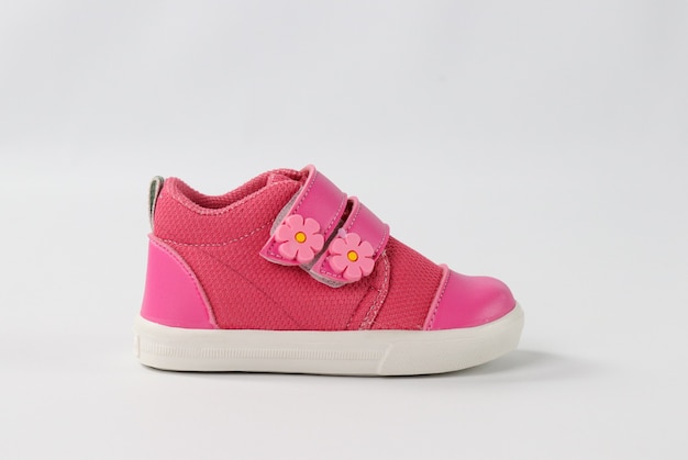 vue de côté de chaussures bébé fille rose