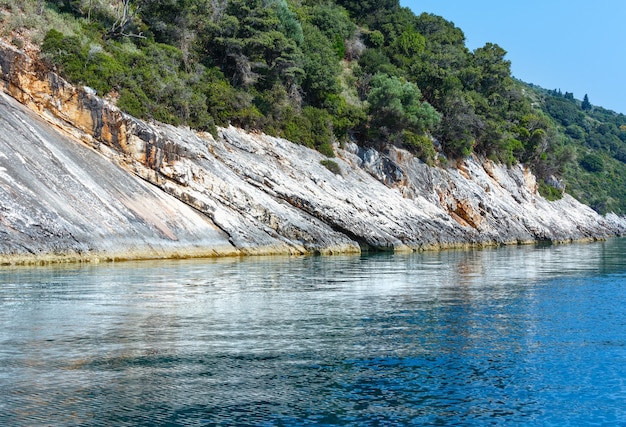 Vue de la côte d'été depuis le bateau à moteur (Céphalonie, non loin d'Agia Effimia, Grèce)