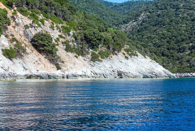 Vue sur la côte d'été depuis le bateau à moteur Kefalonia, non loin d'Agia Effimia, Grèce