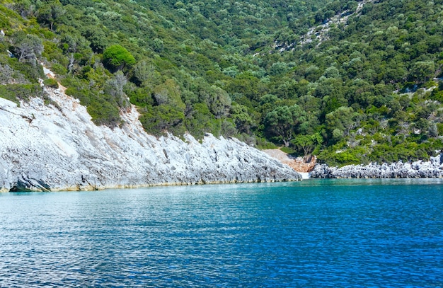 Vue sur la côte d'été depuis le bateau à moteur Kefalonia, non loin d'Agia Effimia, Grèce