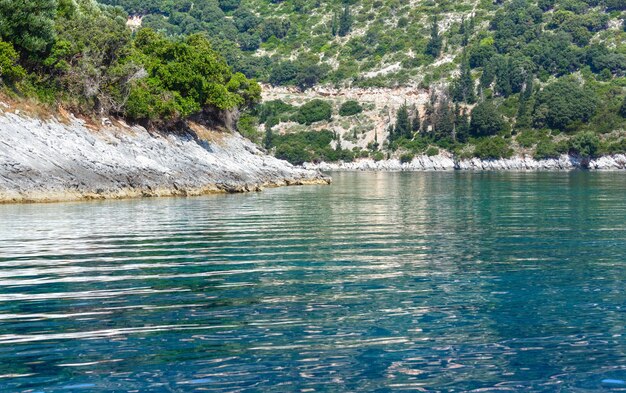 Vue sur la côte d'été depuis le bateau à moteur Kefalonia, non loin d'Agia Effimia, Grèce