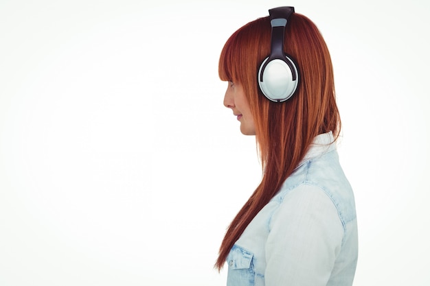 Vue de côté d&#39;une femme hipster avec un casque