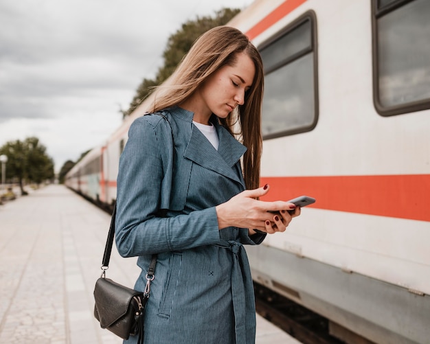 Photo vue côté, femme, regarder, elle, téléphone portable