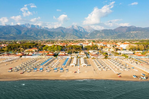 Vue sur la côte de Forte dei marmi au coucher du soleil