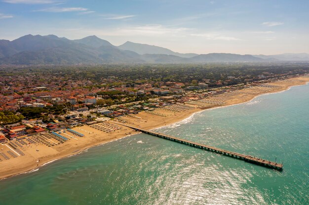 Photo vue sur la côte de forte dei marmi en été