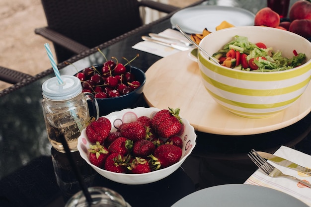 Vue de côté de fruits sucrés debout dans l'assiette