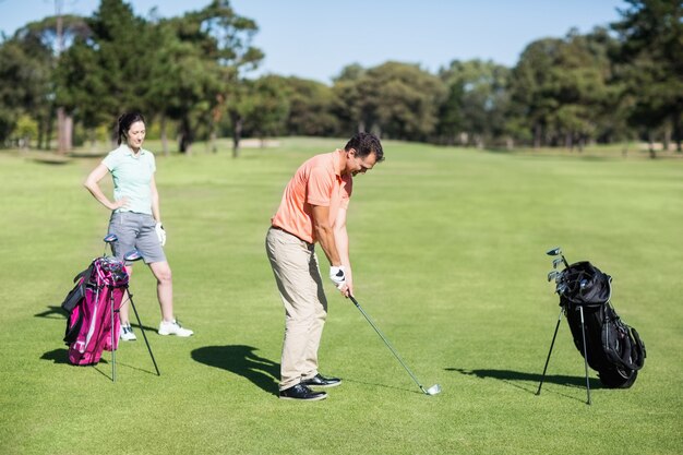 Vue côté, de, golfeur, prendre coup