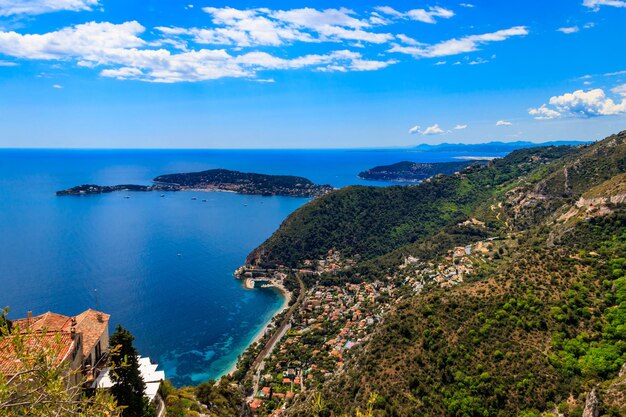 Vue de la côte méditerranéenne depuis le sommet du village d'Eze sur la Côte d'Azur, en France