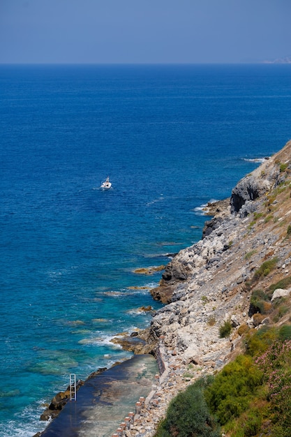 Une vue sur la côte méditerranéenne avec des vagues d'eau azur. Paysage marin d'été. Bord de mer par temps ensoleillé. Belle vue mer