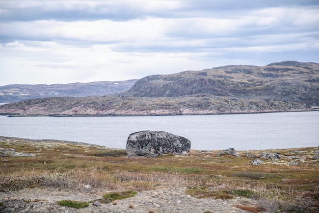 Vue sur la côte de la mer de Barents