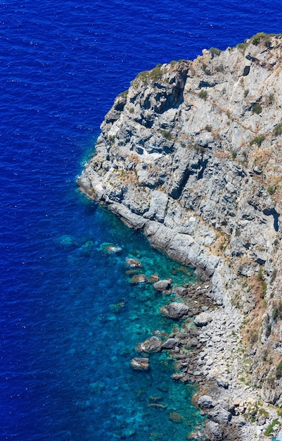 Vue sur la côte de la mer depuis le sommet du mont Saint Elia