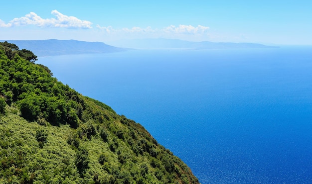 Vue sur la côte de la mer depuis le sommet du mont Saint Elia