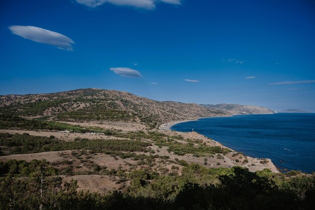 Vue sur la côte de la mer Noire avec des montagnes et une plage en Crimée