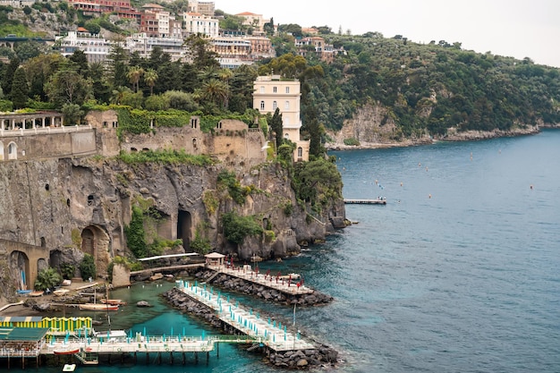 Vue sur la côte de la mer Tyrrhénienne à Sorrento Italie