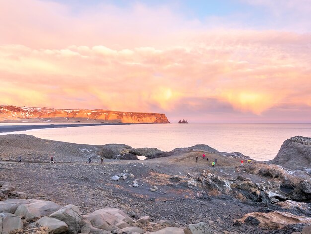 Vue sur la côte avec des montagnes près de la ville de Dyrholaey Vik en Islande pendant le ciel du soir au crépuscule