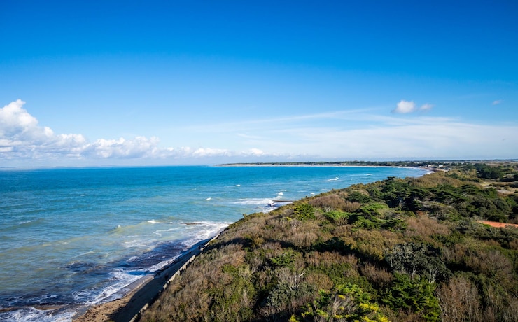 Photo vue sur la côte et le paysage marin depuis le phare des baleines de l'île de ré france