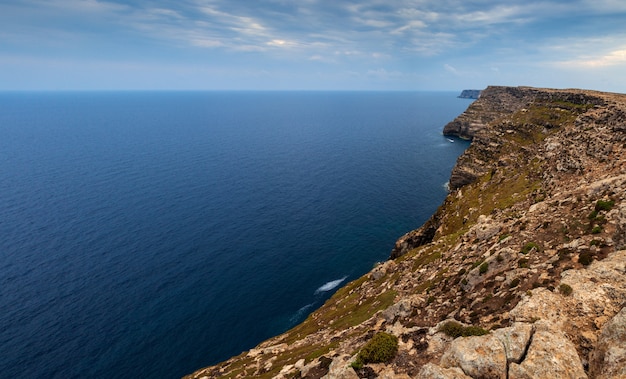 Vue de la côte pittoresque de la falaise de Lampedusa