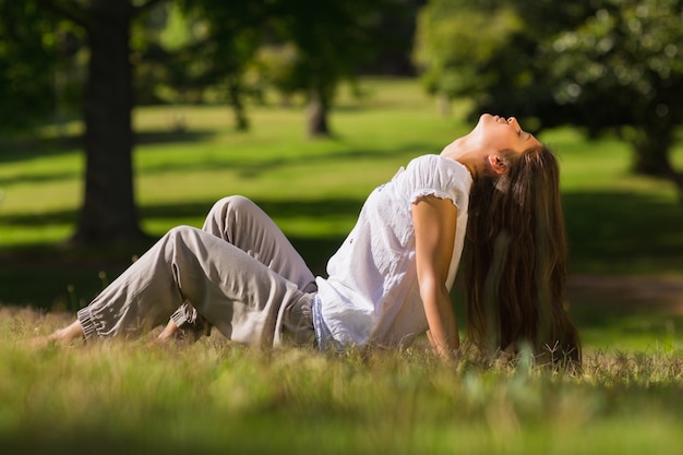 Vue de côté pleine longueur d&#39;une femme assise dans le parc