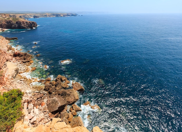 Vue de la côte rocheuse de l'Atlantique d'été, Aljezur, Algarve à l'ouest, Costa Vicentina, Portugal.