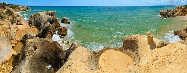 Vue sur la côte rocheuse de l'Atlantique d'été à la périphérie d'Albufeira Algarve Portugal trois plans panorama haute résolution au point