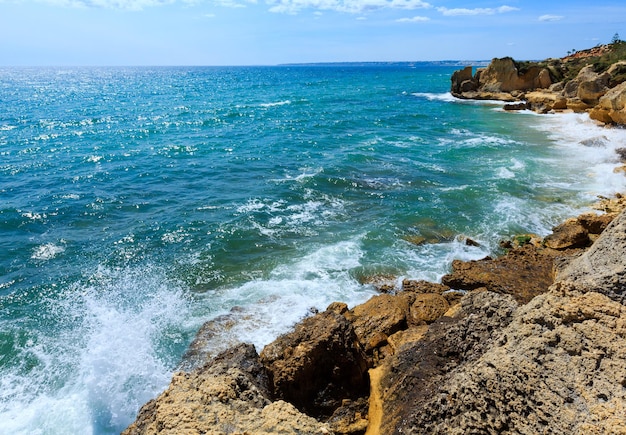 Vue sur la côte rocheuse de l'Atlantique d'été (périphérie d'Albufeira, Algarve, Portugal).