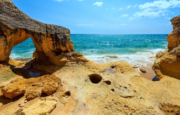Vue de la côte rocheuse de l'Atlantique d'été (périphérie d'Albufeira, Algarve, Portugal).