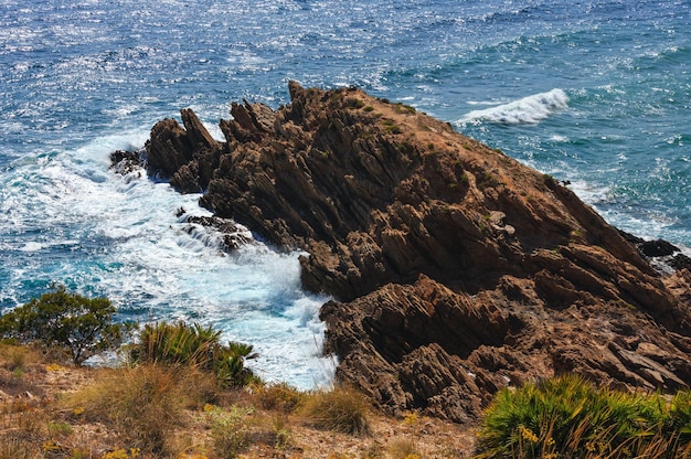 Vue sur la côte rocheuse d'été de la mer Méditerranée avec la réflexion du soleil sur la surface de l'eau (Costa Blanca, Espagne).